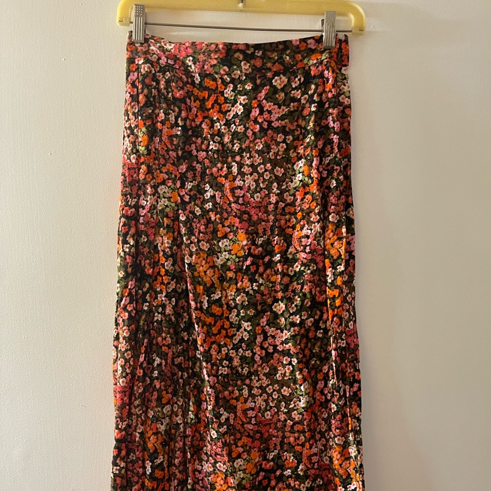 MIDI skirt with slit